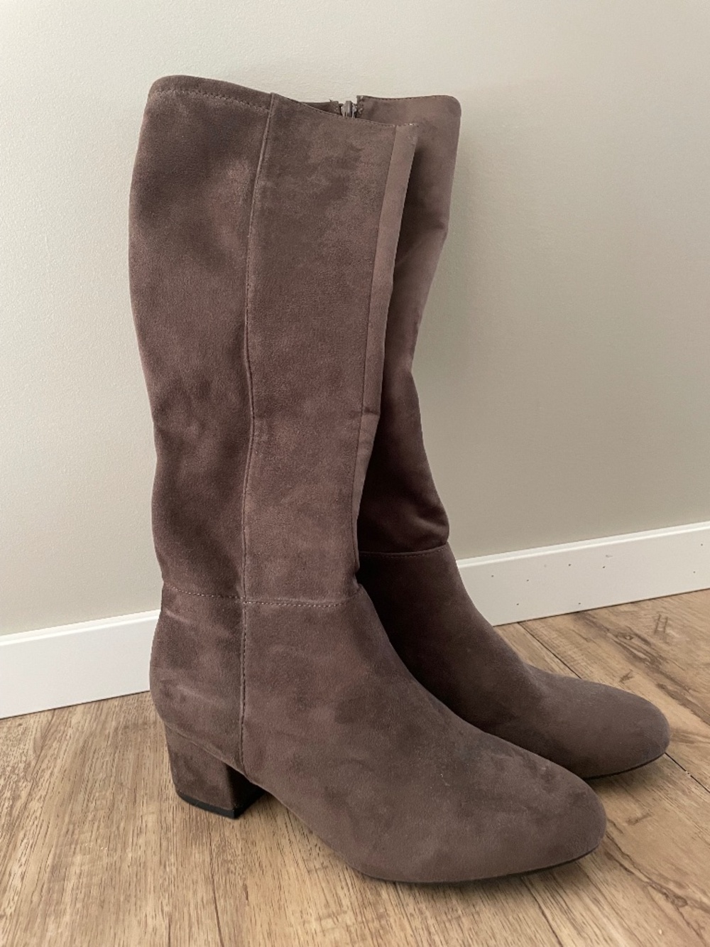 NWOB Le Chateau Dark Brown Suede Boots Medium Heel Zipper Calf Size 7.5